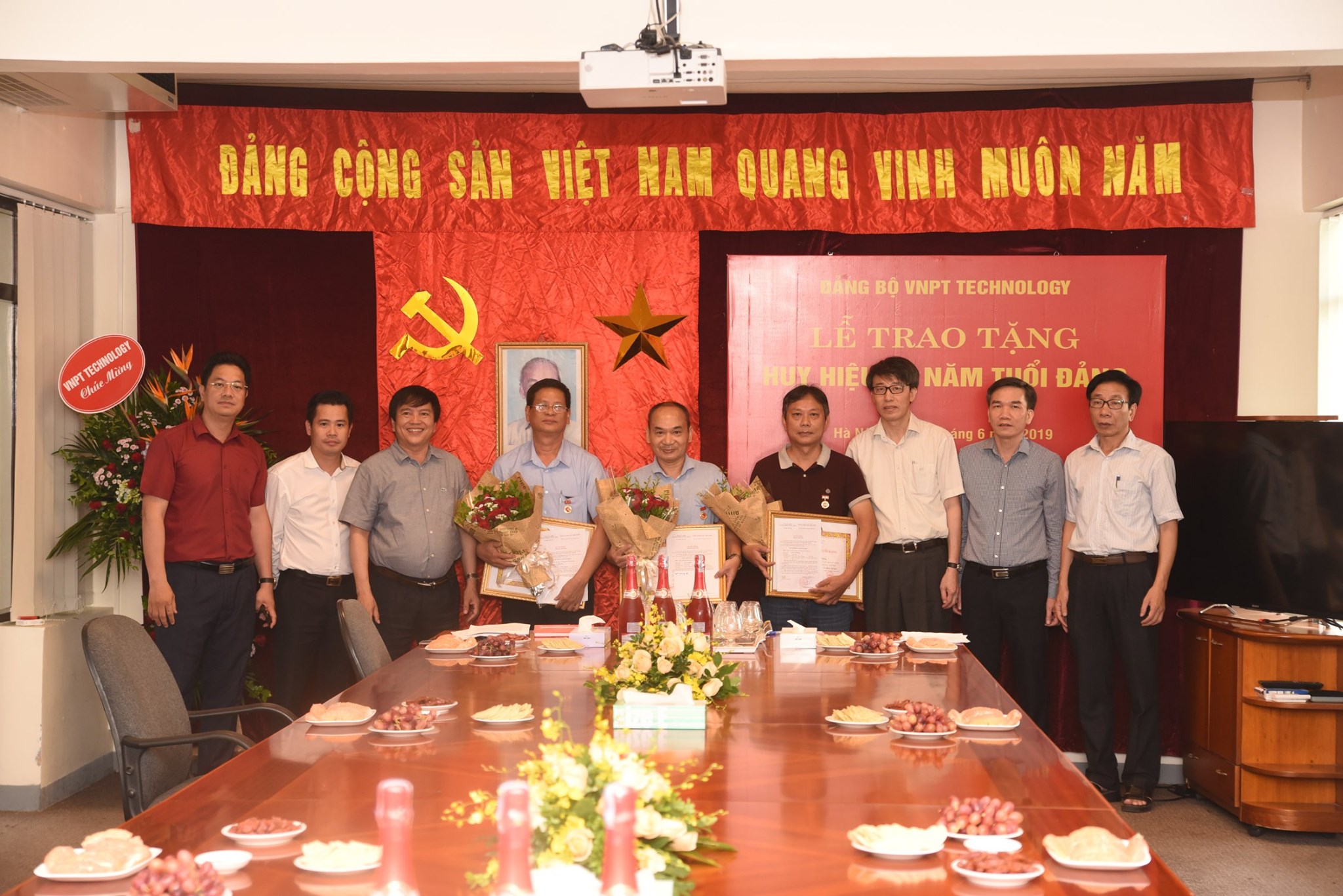 Lễ trao tặng huy hiệu 30 năm tuổi Đảng
