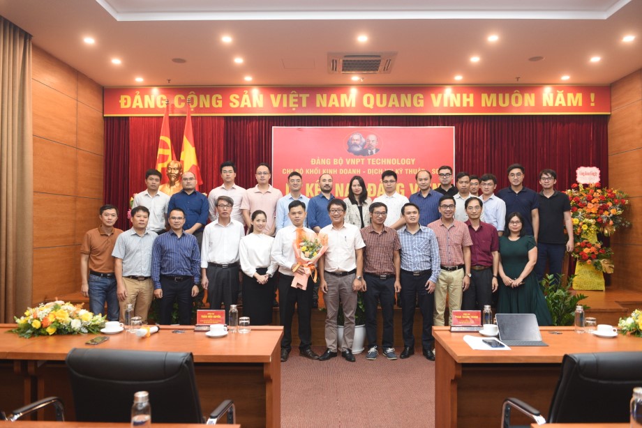 LỄ KẾT NẠP ĐẢNG VIÊN MỚI THÁNG 10/2022