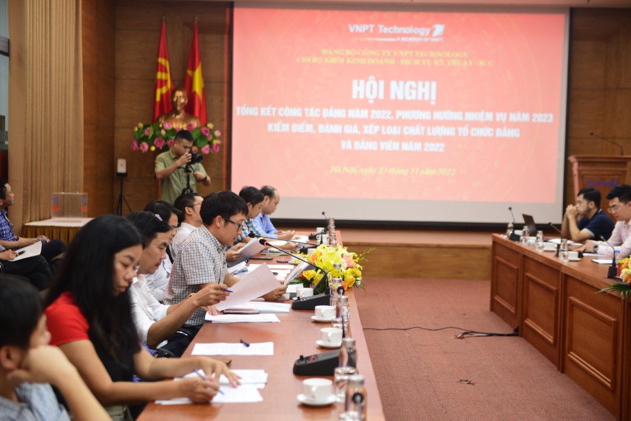 HỘI NGHỊ TỔNG KẾT CÔNG TÁC ĐẢNG CHI BỘ KHỐI KINH DOANH-DVKT-SCC