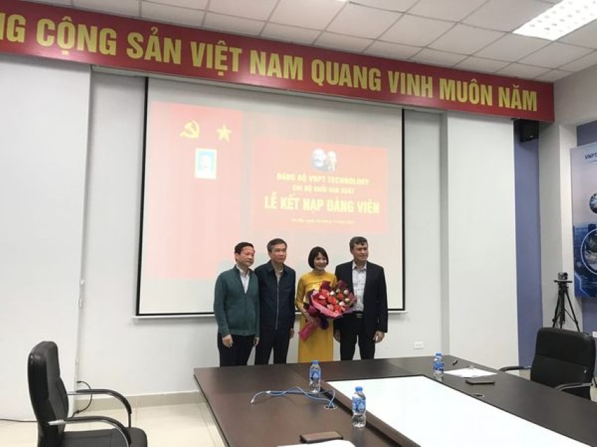 CHI BỘ KHỐI SẢN XUẤT KẾT NẠP ĐẢNG VIÊN MỚI